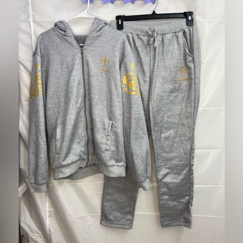 NWOT Classilal men’s light gray gold decal fur fleece lined matching sweatsuit M